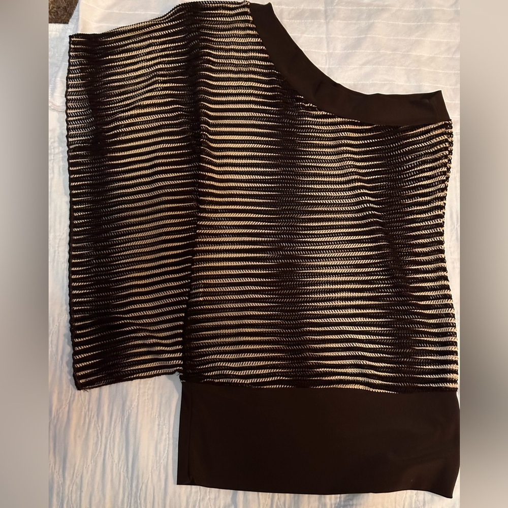 Blk and Tan net like off the shoulder shirt. Only one side has a sleeve.